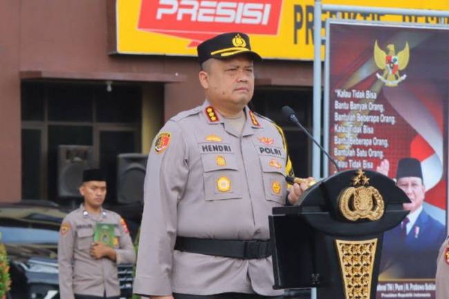 Kepala Polresta Samarinda Komisaris Besar Polisi Hendri Umar saat memimpin apel gelar pasukan. (Foto: ANTARA/HO-Polresta Samarinda)