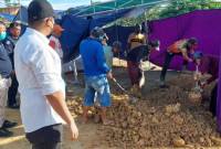 Pembongkaran makam jenazah AKG di pemakamam umum Jalan AMD, Kelurahan Tanjung Selor Timur, Tanjung Selor, Kabupaten Bulungan, Provinsi Kaltara, Senin (21/4/2025). (Foto: ANTARA/M Arfan)
