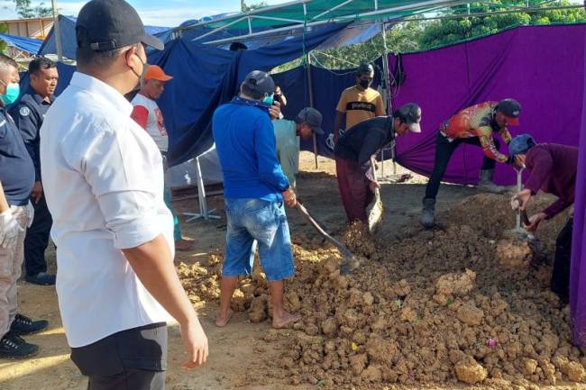 Pembongkaran makam jenazah AKG di pemakamam umum Jalan AMD, Kelurahan Tanjung Selor Timur, Tanjung Selor, Kabupaten Bulungan, Provinsi Kaltara, Senin (21/4/2025). (Foto: ANTARA/M Arfan)