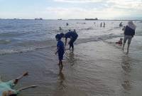 Foto ilustrasi -- Sejumlah anak-anak dan orang dewasa sedang bermain di Pantai Kilang Balikpapan. (Foto: Dok AntaraNewsKaltim/M Ghofar)