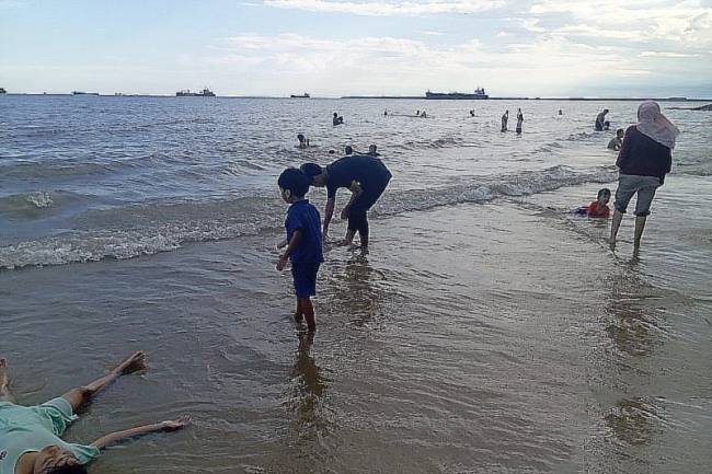 Foto ilustrasi -- Sejumlah anak-anak dan orang dewasa sedang bermain di Pantai Kilang Balikpapan. (Foto: Dok AntaraNewsKaltim/M Ghofar)