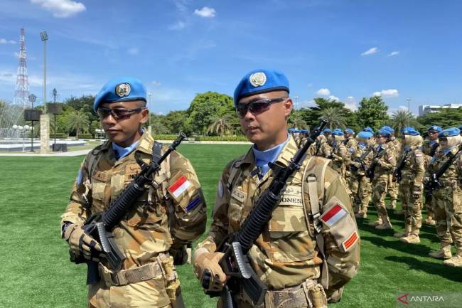 Pratu Marinir Eggy Afrianto (kiri) dan Praka Nofrian Syah Putra (kanan) menceritakan pengalamannya mengabdi dalam Satuan Tugas Kontingen Garuda UNIFIL tahun 2024 di Markas Besar TNI, Cilangkap, Jakarta Timur, Kamis (24/4/2025). (Foto: ANTARA/Fath Putra Mulya)