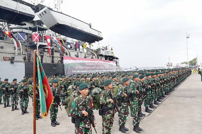 Kasdam XII/Tanjungpura, Brigjen TNI Jannie Aldrin Siahaan SE MBA mewakili Pangdam XII/Tpr Mayjen TNI Jamallulael, Kamis (3/4/2025) memimpin Upacara Pemberangkatan Satgas Pamtas RI-PNG Mobile Yonif 644/Wls dalam rangka Latihan Pratugas dan Penugasan Operasi ke Wilayah Papua TA 2025. (Foto: ANTARA/HO-Pendam XII/Tpr)