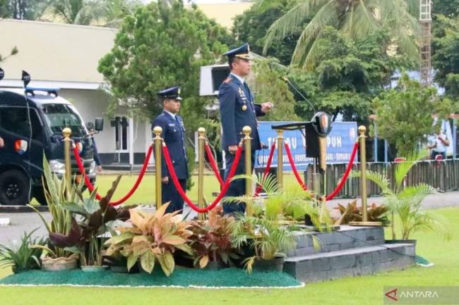 Danlanud Dhomber Balikpapan Kolonel Penerbang Fatta Patria saat memimpin upacara peringatan HUT TNI AU ke 79 di Lanud Dhomber Balikpapan. (Foto: AntaraKaltim/M Solih Januar)