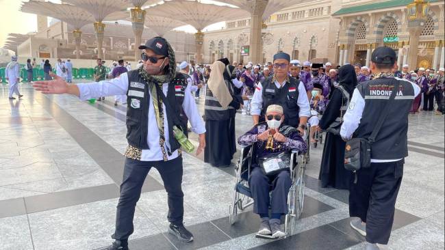 Foto Ilustrasi -- Petugas Sektor Khusus Nabawi saat melayani jemaah haji. (Foto: Dok Kemenag RI)