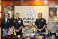 Kapolda Kalbar Irjen Pipit Rismanto menandatangani naskah MoU bersama pejabat TDRM Sarawak dalam meningkatkan pengamanan di jalur perbatasan Kalbar-Malaysia, Selasa (8/4/2025). (Foto: ANTARA/HO-Humas Polda Kalbar)