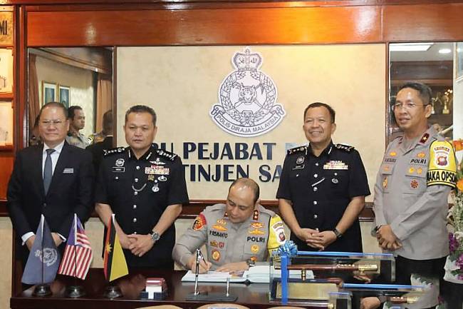 Kapolda Kalbar Irjen Pipit Rismanto menandatangani naskah MoU bersama pejabat TDRM Sarawak dalam meningkatkan pengamanan di jalur perbatasan Kalbar-Malaysia, Selasa (8/4/2025). (Foto: ANTARA/HO-Humas Polda Kalbar)