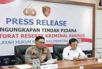 Kabid Humas Polda Kalteng Kombes Pol Erlan Munaji, bersama Direktur Reskrimsus Polda Kalteng Kombes Pol Rimsyahtono, Palangka Raya, Senin, (28/4/2025). (Foto: ANTARA/Rajib Rizali)