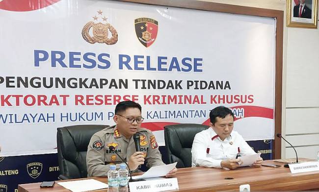 Kabid Humas Polda Kalteng Kombes Pol Erlan Munaji, bersama Direktur Reskrimsus Polda Kalteng Kombes Pol Rimsyahtono, Palangka Raya, Senin, (28/4/2025). (Foto: ANTARA/Rajib Rizali)