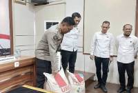 Kabid Humas Polda Kalteng Kombes Pol Erlan Munaji bersama Dirreskrimsus Polda Kalteng Kombes Pol Rimsyahtono menunjukan barang bukti pupuk subsidi, usai menggelar konferensi press di Mapolda Kalteng, Palangka Raya, Senin (28/4/2025). (Foto: ANTARA/Rajib Rizali)
