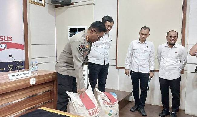 Kabid Humas Polda Kalteng Kombes Pol Erlan Munaji bersama Dirreskrimsus Polda Kalteng Kombes Pol Rimsyahtono menunjukan barang bukti pupuk subsidi, usai menggelar konferensi press di Mapolda Kalteng, Palangka Raya, Senin (28/4/2025). (Foto: ANTARA/Rajib Rizali)
