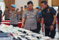 Kapolda Kaltim Irjen Pol Endar Prinatoro (kiri) melihat barang bukti puluhan kilogram sabu-sabu didsmpingi Direktur reserse narkoba Polda Kaltim Kombes Pol Arif Bastari. (Foto: ANTARA/Aditya Nugroho)