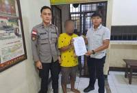 Pelaku persetubuhan anak kandung di Bengkayang, Kalbar, Jumat (11/4/2025). (Foto: ANTARA/Ho-Humas)