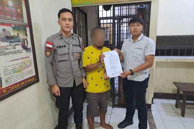 Pelaku persetubuhan anak kandung di Bengkayang, Kalbar, Jumat (11/4/2025). (Foto: ANTARA/Ho-Humas)