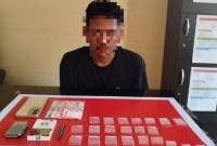 Terduga pelaku MN beserta barang bukti 23 paket sabu dan barang bukti lainnya, pada saat diamankan Satrresnarkoba Polresta Palangka Raya. (Foto: ANTARA/HO-Humas Polresta Palangka Raya)