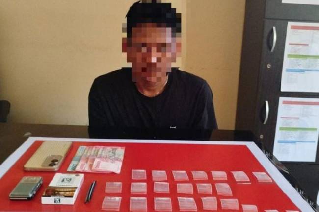 Terduga pelaku MN beserta barang bukti 23 paket sabu dan barang bukti lainnya, pada saat diamankan Satrresnarkoba Polresta Palangka Raya. (Foto: ANTARA/HO-Humas Polresta Palangka Raya)