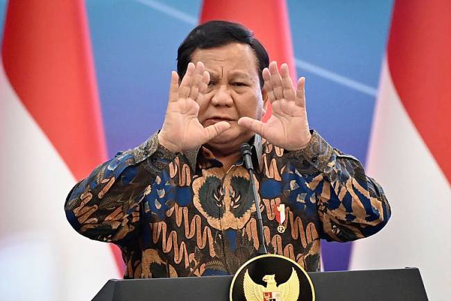 Presiden Prabowo Subianto menyampaikan pengarahan dalam Sarasehan Ekonomi Bersama Presiden RI di Menara Mandiri, Senayan, Jakarta, Selasa (8/4/2025). Acara bertema Memperkuat Daya Tahan Ekonomi Indonesia di Tengah Gelombang Perang Tarif Perdagangan itu dihadiri jajaran menteri, Dewan Ekonomi Nasional, BI, OJK LPS dan sejumlah pemangku kepentingan. (Foto: ANTARA/Aditya PP)