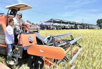 Presiden Prabowo Subianto memanen padi menggunakan combine harvester pada Panen Raya Nasional di Desa Randegan Wetan, Majalengka, Jawa Barat, Senin (7/4/2025). (Foto: ANTARA/HO-Biro Pers Setpres)