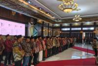 Gubernur Kalbar Ria Norsan melantik pengurus IKBM Kalbar masa bakti 2025-2030 di Pendopo Gubernur Kalbar, di Pontianak, Kalimantan Barat, Kamis (24/4/2025). (Foto: ANTARA/Rendra Oxtora)