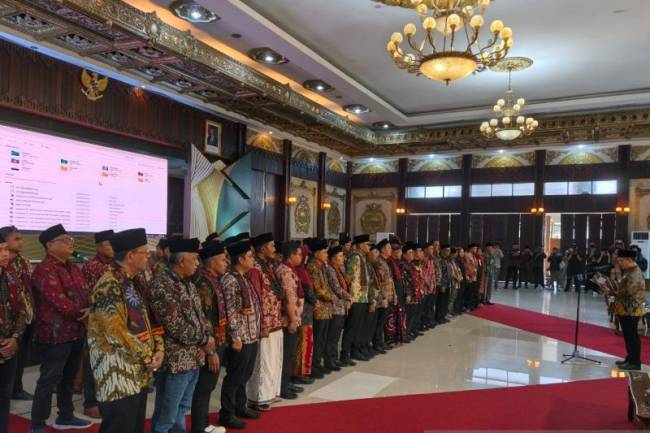 Gubernur Kalbar Ria Norsan melantik pengurus IKBM Kalbar masa bakti 2025-2030 di Pendopo Gubernur Kalbar, di Pontianak, Kalimantan Barat, Kamis (24/4/2025). (Foto: ANTARA/Rendra Oxtora)