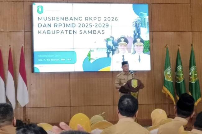 Gubernur Kalbar Ria Norsan saat membuka kegiatan musrembang RPJMD dan RKPD di kabupaten Sambas. (Foto: ANTARA/Rendra Oxtora)