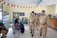 Gubernur Kalbar Ria Norsan di damping Kepala Bapenda Kalbar Muhammad Bari meninjau layanan di Kantor Samsat Sambas. (Foto: ANTARA/HO-Prokopim Kalbar)