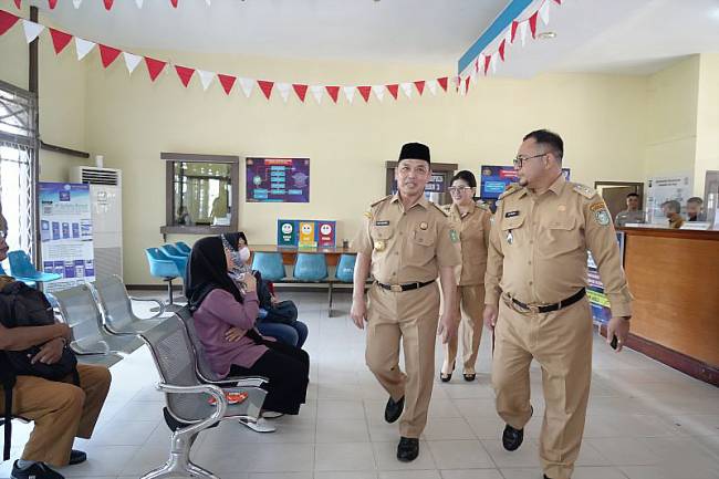 Gubernur Kalbar Ria Norsan di damping Kepala Bapenda Kalbar Muhammad Bari meninjau layanan di Kantor Samsat Sambas. (Foto: ANTARA/HO-Prokopim Kalbar)