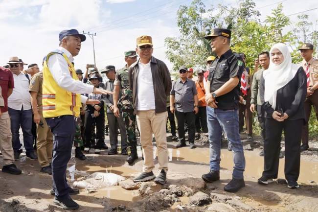 Gubernur Kalteng Agustiar Sabran meninjau jalan rusak akibat banjir yang melanda di Desa Pararapak Kabupaten Barito Selatan. Minggu (27/4/2025) kemarin. (Foto: ANTARA/HO-Diskominfosantik Kalteng)