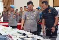 Kapolda Kaltim Irjen Polisi Endar Priantoro (dua kanan) didampingi Direktur Reserse Narkoba Polda Kaltim Kombes Polisi Arif Bastari (kanan) saat melihat barang bukti puluhan kilogram sabu dalam jumpa pers di Gedung Mahakam, Markas Polda Kaltim, Balikpapan, Jumat (25/4/2025). (Foto: ANTARA/Aditya Nugroho)