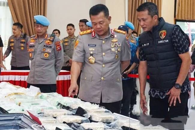 Kapolda Kaltim Irjen Polisi Endar Priantoro (dua kanan) didampingi Direktur Reserse Narkoba Polda Kaltim Kombes Polisi Arif Bastari (kanan) saat melihat barang bukti puluhan kilogram sabu dalam jumpa pers di Gedung Mahakam, Markas Polda Kaltim, Balikpapan, Jumat (25/4/2025). (Foto: ANTARA/Aditya Nugroho)