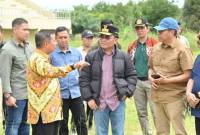 Gubernur Kalteng Agustiar Sabran beserta jajaran meninjau kondisi stadion di wilayah Hanau Kabupaten Seruyan, Minggu (6/4/2025). (Foto: ANTARA/HO-Biro Adpim Pemprov Kalteng)