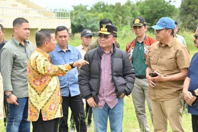 Gubernur Kalteng Agustiar Sabran beserta jajaran meninjau kondisi stadion di wilayah Hanau Kabupaten Seruyan, Minggu (6/4/2025). (Foto: ANTARA/HO-Biro Adpim Pemprov Kalteng)