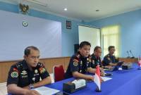 Kepala Stasiun PSDKP Pontianak Bayu Y. Suharto (dua kiri) saat konferensi pers penyegelan tiga tempat penjualan arwana ilegal. (Foto: ANTARA/HO-Jessica Helena Wuysang)