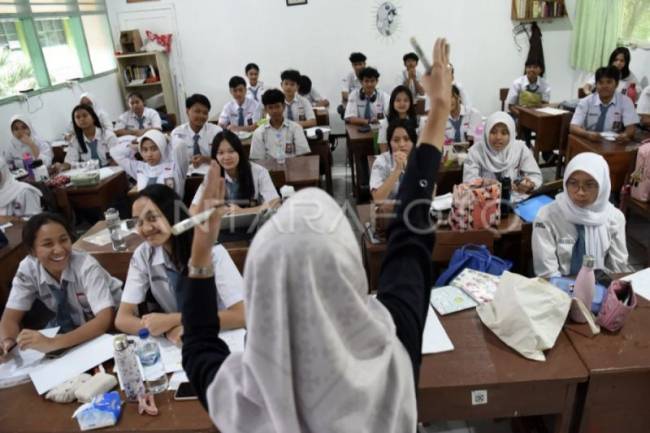 Aktivitas belajar mengajar SMA sederajat. (Foto: Dok ANTARA/Indrianto Eko S)