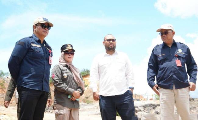 Kepala Dinas ESDM Kaltim Bambang Arwanto (kiri) bersama Camat Bontang Barat Ida Idris, Anggota DPRD Kaltim Abdul Giaz, dan Kepala Dishut Kaltim Joko Istanto saat meninjau lahan tambang galian C ilegal di Bontang, Jumat (11/4/2025). (Foto: ANTARA/HO-Dok Dinas ESDM Kaltim)