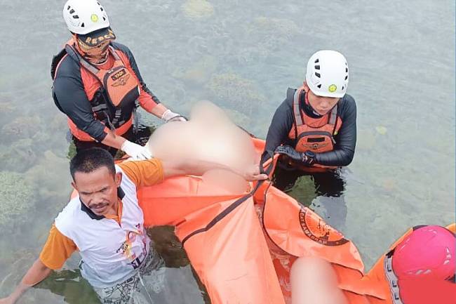 Tim SAR gabungan mengevakuasi jenazah korban Kapal Cepat di perairan Padang Tikar, Kabupaten Kubu Raya. (Foto: ANTARA/HO-Tim SAR Gabungan)