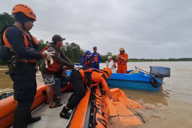 Tim SAR mengevakuasi korban meninggal di Alur Senyiur, Sungai Mahakam, Kutai Kartanegara, Kaltim, Minggu (13/4/2025). (Foto: ANTARA/HO-Tim SAR Pos Samarinda)