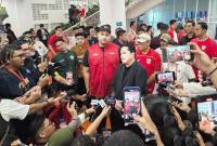 Ketua Umum PSSI Erick Thohir (tengah) menjawab pertanyaan pewarta usai menghadiri pertandingan kualifikasi Piala Dunia 2026 zona Asia melawan Bahrain di Stadion Utama Gelora Bung Karno, Jakarta, Selasa (25/3/2025). (Foto: Dokumentasi ANTARA/Rauf Adipati)