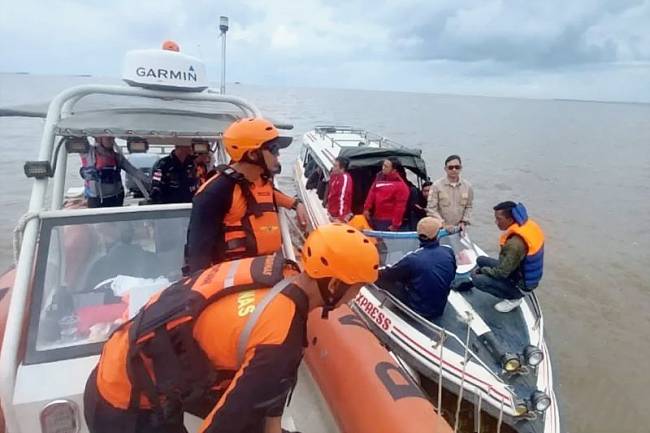 Tim SAR gabungan melakukan pencarian korban tenggelamnya kapal cepat (speed boat) LB Yakin Usaha V di perairan Jermal 9, Padang Tikar, Kabupaten Kubu Raya, Kalimantan Barat. (Foto: ANTARA/HO-Tim SAR gabungan)