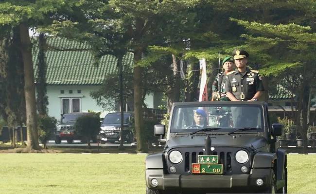Wakil Kepala Staf Angkatan Darat (Wakasad) Letjen TNI Tandyo Budi R saat memimpin upacara penutupan Pendidikan Tamtama (Dikmata) TNI AD Gelombang I Tahun Anggaran 2025 di Pusat Pendidikan Artileri Medan (Pusdikarmed), Cimahi, Jawa Barat, Jumat (25/4/2025). (Foto: ANTARA/HO-Humas TNI AD)