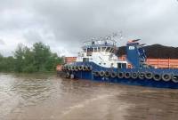 Kapal tongkang tongkang BG Azamara 3035 milik PT SKA dievakuasi usai menabrak pilar fender Jembatan Mahakam. (Foto: ANTARA/HO-Pelindo Samarinda)
