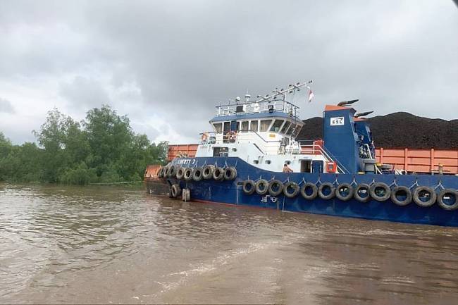 Kapal tongkang tongkang BG Azamara 3035 milik PT SKA dievakuasi usai menabrak pilar fender Jembatan Mahakam. (Foto: ANTARA/HO-Pelindo Samarinda)