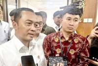 Menteri Sekretaris Negara (Mensesneg) sekaligus Juru Bicara Presiden RI Prasetyo Hadi (kiri) menjawab pertanyaan wartawan saat ditemui di Wisma Negara, Istana Kepresidenan RI, Jakarta, Senin (21/4/2025). (Foto: ANTARA/Genta Tenri Mawangi)
