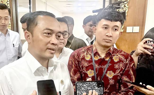 Menteri Sekretaris Negara (Mensesneg) sekaligus Juru Bicara Presiden RI Prasetyo Hadi (kiri) menjawab pertanyaan wartawan saat ditemui di Wisma Negara, Istana Kepresidenan RI, Jakarta, Senin (21/4/2025). (Foto: ANTARA/Genta Tenri Mawangi)