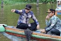 Wamendagri Bima Arya dan Wali Kota Banjarmasin H Muhammad Yamin HR saat berbincang di perahu sungai pada wisata susur sungai Martapura di Banjarmasin, Kalsel, Kamis (24/4/2025). (Foto: ANTARA/HO-Humas Pemkot Banjarmasin)
