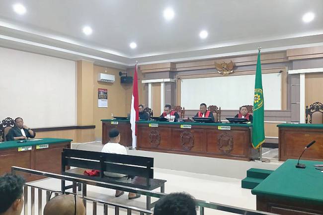 Sidang putusan terdakwa HA atas perkara tindak pidana persetubuhan anak dibawah umur, di Singkawang, Kalbar, Rabu (21/5) (ANTARA/Narwati)