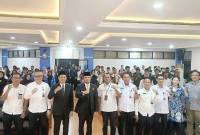 Gubernur Kaltim Rudy Mas'ud (empat dari kiri) didampingi Plt Kepala Diskdikbud Kaltim Rahmat Ramadhan dan para tamu undangan serta para siswa SMK pada pembukaan Wiramuda Academy di Samarinda, Rabu (7/5/2025). (Foto: ANTARA/Ahmad Rifandi)