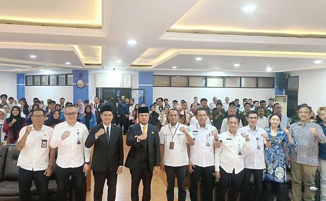 Gubernur Kaltim Rudy Mas'ud (empat dari kiri) didampingi Plt Kepala Diskdikbud Kaltim Rahmat Ramadhan dan para tamu undangan serta para siswa SMK pada pembukaan Wiramuda Academy di Samarinda, Rabu (7/5/2025). (Foto: ANTARA/Ahmad Rifandi)
