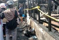 Sebuah sepeda motor yang dibeli cara kredit terbakar, termasuk rumah Ketua RT dan sejumlah warganya, dalam musibah di Jalan Antasan Kecil Timur Gang Merah Mudah RT 13 Banjarmasin Utara, Rabu  (7/5/2025) dinihari. (SuarIndonesia/DO)