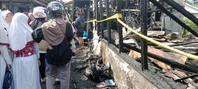 Sebuah sepeda motor yang dibeli cara kredit terbakar, termasuk rumah Ketua RT dan sejumlah warganya, dalam musibah di Jalan Antasan Kecil Timur Gang Merah Mudah RT 13 Banjarmasin Utara, Rabu  (7/5/2025) dinihari. (SuarIndonesia/DO)